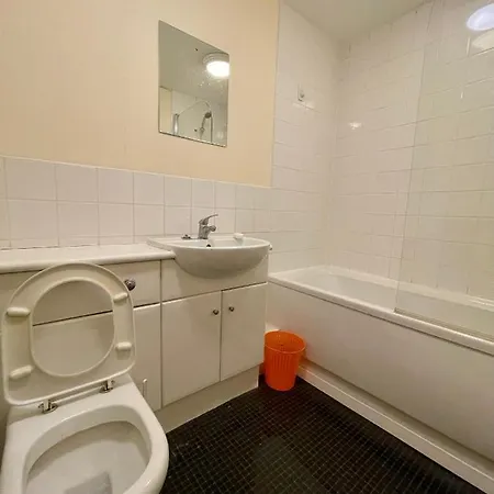 Two Bedroom Entire In Roman Road With Free Parking דירה