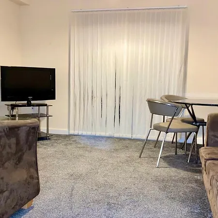 Two Bedroom Entire In Roman Road With Free Parking