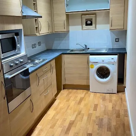 Two Bedroom Entire In Roman Road With Free Parking *