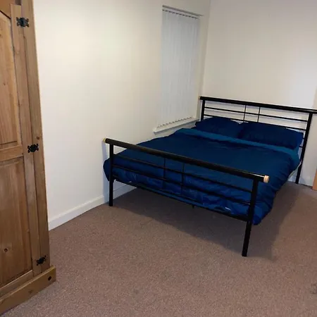Two Bedroom Entire In Roman Road With Free Parking דירה